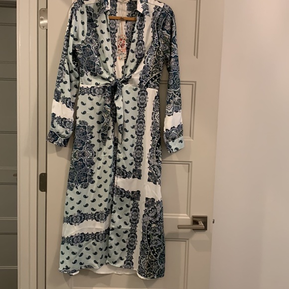 Gimmicks satin feel exotic duster. Paisley design. New, never worn. Beautiful - Picture 4 of 4